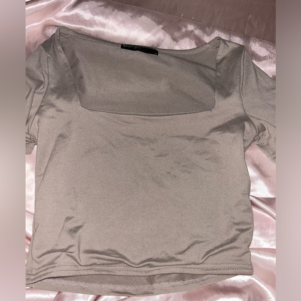 grey top